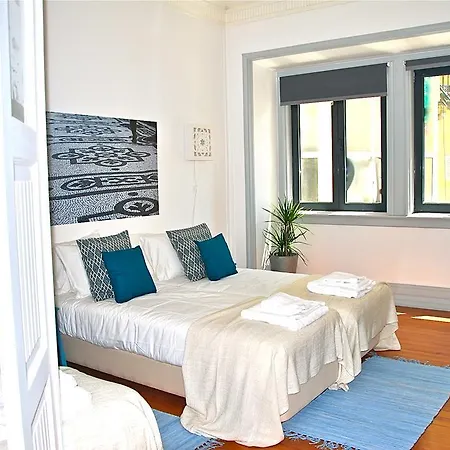 Family In The Center Of Apartman *